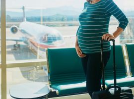 Phụ nữ mang thai đi máy bay cần chuẩn bị những gì?